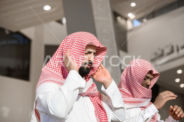 أداء فريضة الصلاه داخل المسجد، رجلان سعوديان يصلي في المصلى ،الخشوع في الصلاه ، أداء فريضة الصلاه في المسجد ، العبادة و التقرب الى الله 