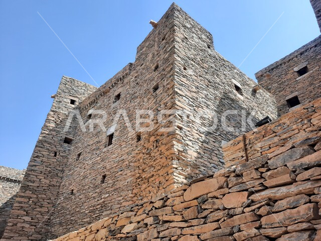 الآثار التاريخية القديمة في القرى الجبلية, التصميم المعماري القديم لبيوت ومباني قرية ذي العين الرخامية في منطقة الباحة, تهيئة وتجديد الأماكن التراثية لجذب السياح من شتى أنحاء العالم, معالم سياحية مشهورة, البناء المشيد من الأحجار وجذوع أشجار السدر