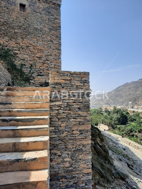 الأنشطة الترفيهية الممتعة في صعود السلالم والأدراج في قرية ذي العين التاريخية الحصينة, البناء الأثري القديم المشيد من الأحجار وجذور أشجار السدر, فن التصميم المعماري لمنازل وبيوت القرية في المملكه العربيه السعودية, المعالم الجبليه السياحية المشهورة