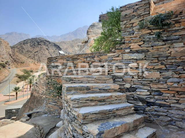 الأنشطة الترفيهية الممتعة في صعود السلالم والأدراج في قرية ذي العين التاريخية الحصينة, البناء الأثري القديم المشيد من الأحجار وجذور أشجار السدر, فن التصميم المعماري لمنازل وبيوت القرية في المملكه العربيه السعودية, المعالم الجبليه السياحية المشهورة