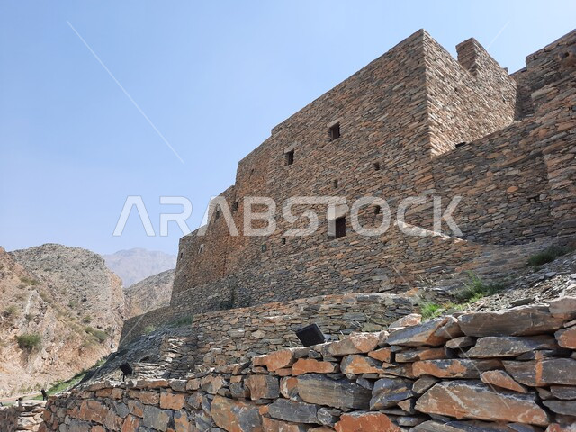 فن التصميم المعماري للمنازل والمباني الأثرية في قرية ذي العين التاريخية, البناء المشيد من الأحجار وجذوع أشجار السدر, معالم سياحية مشهورة في المملكه العربية السعودية في وضح النهار, السياحة في قمم ومرتفعات منطقة الباحة الجبلية