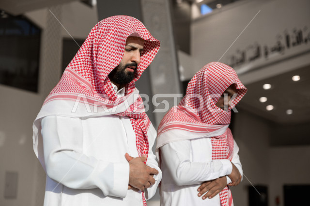 أداء فريضة الصلاه داخل المسجد، رجلان سعوديان يصلي في المصلى ،الخشوع في الصلاه ، أداء فريضة الصلاه في المسجد ، العبادة و التقرب الى الله 