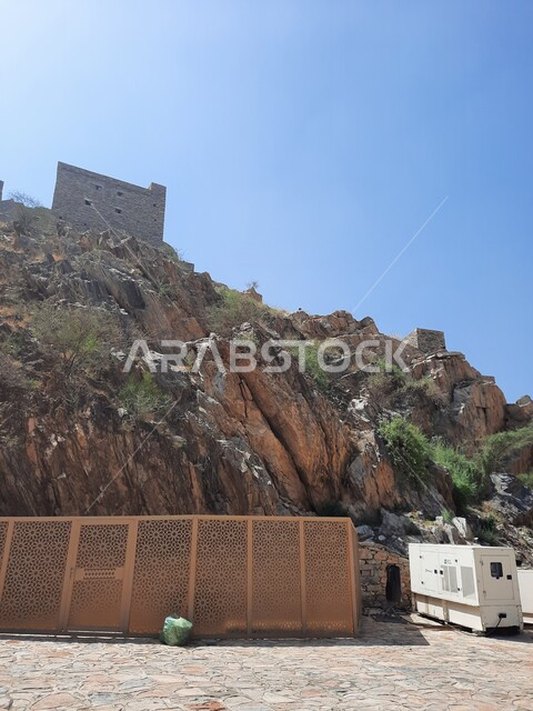 تهيئة البنية التحتية وتطوير الخدمات, الطرق والشوارع العامة في قرية ذي العين في منطقة الباحة, معالم واماكن جبلية تاريخية قديمة سياحية مشهورة في السعودية, القمم الصخرية والمرتفعات في المناطق الطبيعيه