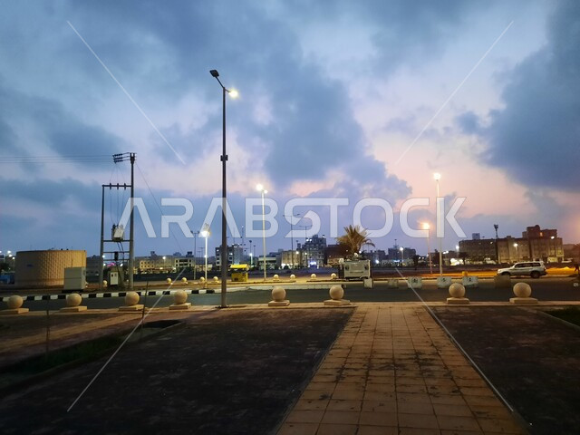 الاهتمام بالبنية التحتية وتحسن الخدمات والمرافق العامة في المدينة، كورنيش البحر الأحمر في محافظة القنفذة، وجهه ساحلية سياحية مشهورة، الطرق والشوارع الرئيسية في وقت الليل، اماكن ترفيهية عائلية في المملكة العربية السعودية