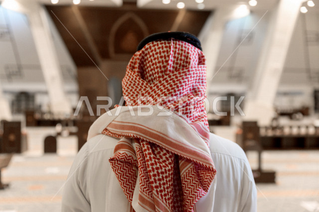 رجل سعودي خليجي مسلم داخل احدى المساجد في المملكة العربية السعودية ،يؤدي عباداته في المسجد ،  ،العبادة و التقرب الى الله