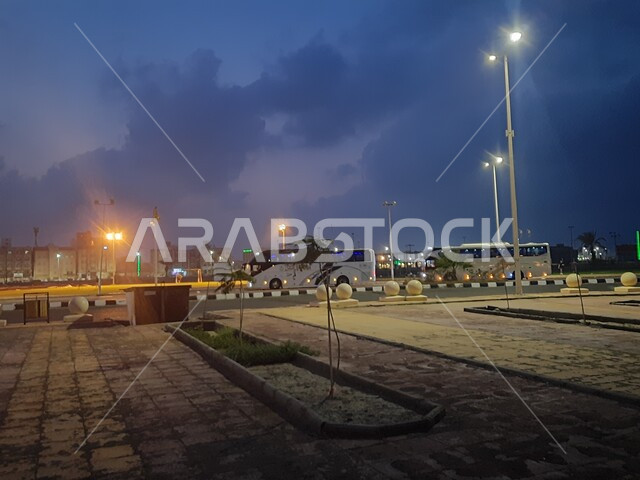 كورنيش البحر الأحمر في محافظة القنفذة، الاهتمام بالبنية التحتية وتحسن الخدمات والمرافق العامة في المدينة، وجهه ساحلية سياحية مشهورة، الطرق والشوارع الرئيسية في وقت الليل، اماكن ترفيهية عائلية في المملكة العربية السعودية