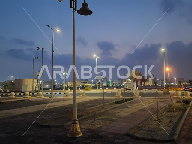 كورنيش البحر الأحمر في محافظة القنفذة، الاهتمام بالبنية التحتية وتحسن الخدمات والمرافق العامة في المدينة، وجهه ساحلية سياحية مشهورة، الطرق والشوارع الرئيسية في وقت الليل، اماكن ترفيهية عائلية في المملكة العربية السعودية