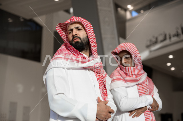 أداء فريضة الصلاه داخل المسجد، رجلان سعوديان يصلي في المصلى ،الخشوع في الصلاه ، أداء فريضة الصلاه في المسجد ، العبادة و التقرب الى الله 