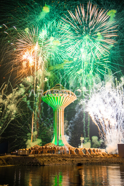 الأعياد والمناسبات الوطنية، الاحتفال باليوم الوطني في 23 سبتمبر, عرض الألعاب النارية على كورنيش الخبر, أنشطة وفعاليات ترفيهيه في السعودية, الواجهه البحريه على ساحل البحر الأحمر في وقت الليل, الفن الهندسي المعماري لبرج المياه في المدينه, معالم سياحية مشهورة