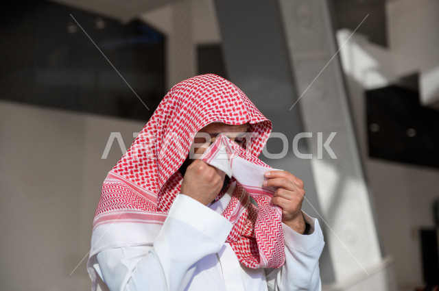 رجل سعودي خليجي مسلم داخل احدى المساجد في المملكة العربية السعودية ، بتعابير وجع تدل على البكاء و الخشوع و التضرع لله ، اداء العبادات و التقرب لله