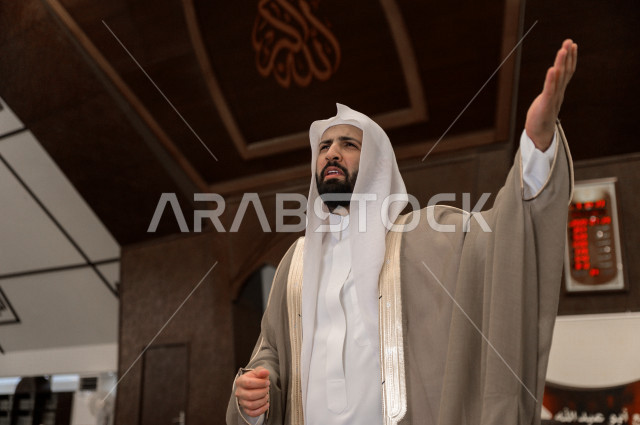 إمام مسجد سعودي خليجي في احدى المساجد بالمملكة العربية السعودية ، يلقي خطاب و دروس توجيهيه على المصلين ، خطبة الجمعة ، دور أئمة المساجد والخطباء عظيم