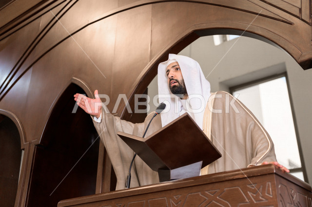إمام مسجد سعودي خليجي في احدى المساجد بالمملكة العربية السعودية ، يلقي خطاب و دروس توجيهيه على المصلين ، خطبة الجمعة ، دور أئمة المساجد والخطباء عظيم