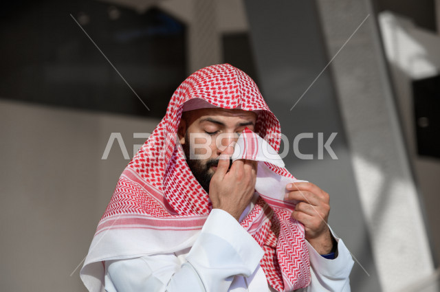رجل سعودي خليجي مسلم داخل احدى المساجد في المملكة العربية السعودية ، بتعابير وجع تدل على البكاء و الخشوع و التضرع لله ، اداء العبادات و التقرب لله