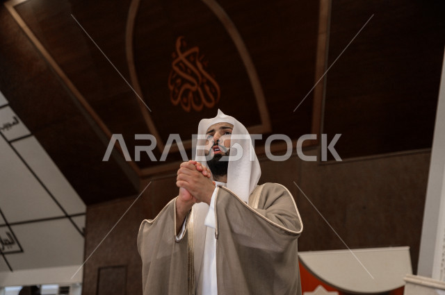 إمام مسجد سعودي خليجي في احدى المساجد بالمملكة العربية السعودية ، يلقي خطاب و دروس توجيهيه على المصلين ، خطبة الجمعة ، دور أئمة المساجد والخطباء عظيم