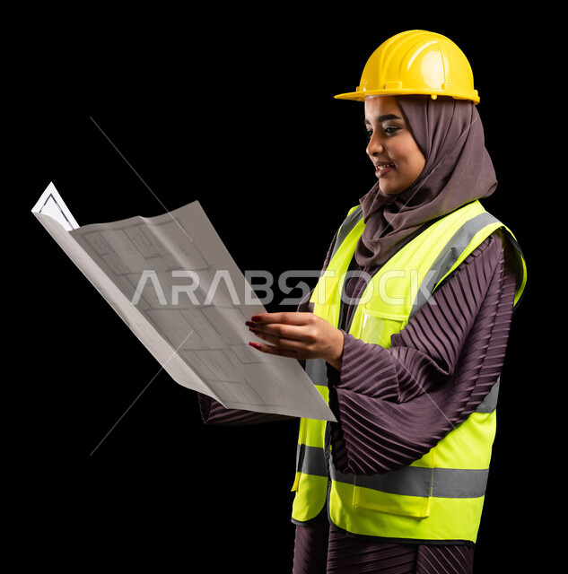 تقدم وتطور السعودية على يد أبناء الوطن, بورتريه مقرب لمهندسة عربية خليجية مبتسمة محجبة ترتدي الخوذة وسترة الحماية تمسك مخطط الإعمار, الهندسة والانشاءات المعمارية, الاهتمام بشؤون العمل, تدقيق مخطط الإنشاء, خلفية سوداء