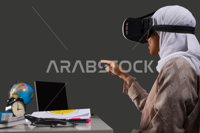 دور التكنولوجيا في تغيير أساليب التعليم التقليدية, توسيع مدارك الطلاب من خلال استخدام نظارات في آر ثلاثية الابعاد في التعليم، بورتريه مقرب من الجانب لطالبة جامعية عربية سعودية خليجية محجبة ترتدي عباءة وتتفاعل مع المحتوى الافتراضي، خلفية سوداء