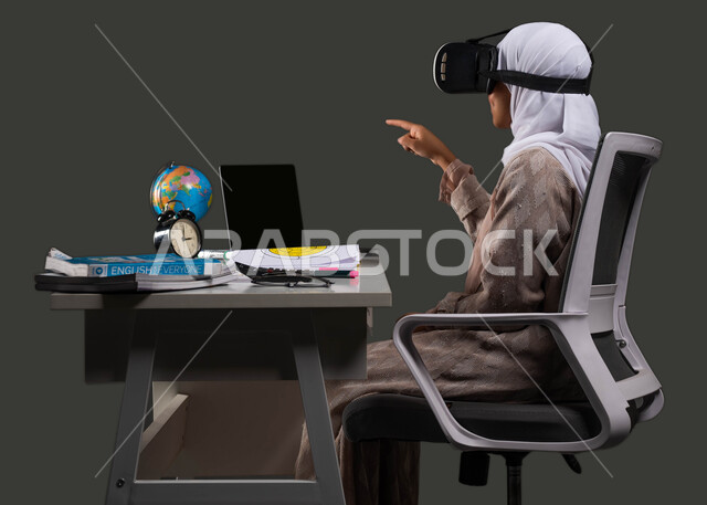 توسيع مدارك الطلاب من خلال استخدام نظارات في آر ثلاثية الابعاد في التعليم، دور التكنولوجيا في تغيير أساليب التعليم التقليدية، بورتريه لطالبة جامعية عربية سعودية خليجية محجبة ترتدي عباءة وتتفاعل مع المحتوى الافتراضي، خلفية سوداء