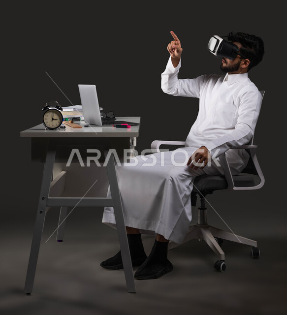 دور نظارات الواقع الافتراضي في تعزيز التفاعل والتشارك في الفصول الدراسية، حب العلم والمعرفة، بورتريه لطالب ثانوي عربي خليجي سعودي يرتدي الزي التقليدي ويشير باصبعه الى مكان ما، خلفية سوداء.