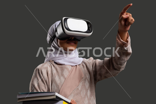 توسيع مدارك الطلاب من خلال استخدام نظارات الواقع الافتراضي في التعليم، دور التكنولوجيا في تغيير أساليب التعليم التقليدية، بورتريه لطالبة ثانوي عربية سعودية خليجية محجبة ترتدي عباءة وتتفاعل مع المحتوى الافتراضي، خلفية سوداء