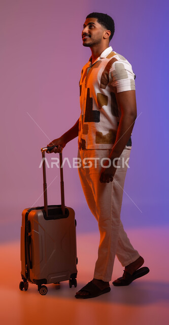 ايماءات التفكير بعطلة سعيدة، بورتريه من الجانب لشاب عربي سعودي خليجي يرتدي الزي الكاجوال ويمسك الحقيبة، مفهوم السياحة والسفر، أهمية السفر في التعلم وتطوير الشخصية، صورة للجسم بالطول الكامل، خلفية ملونة