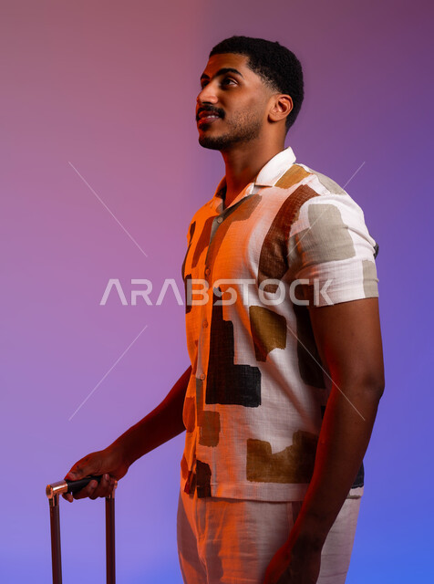 القيام برحلات خارجية لتعلم ثقافات البلاد، بورتريه مقرب من الجانب لشاب عربي سعودي خليجي يرتدي الزي الكاجوال يمسك الحقيبة، السفر كوسيلة للاسترخاء والترفيه عن النفس، ايماءات التفكير بعطلة سعيدة،  خلفية ملونة.
