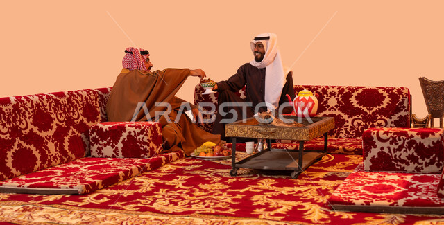 روح الترابط  بين الأصدقاء في النزهات البرية، حسن الضيافة والكرم في المجتمع السعودي، بورتريه لرجل عربي خليجي سعودي يقوم بواجب الضيافة، جلسات سعودية تقليدية في الهواء الطلق، الاستمتاع بالتراث والثقافة المحلية، خلفية بيج