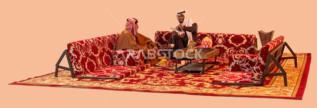 نقاشات وحوارات بين الأصدقاء،  شاب يقوم بصب القهوة للضيوف، عادات عريقة في تقديم القهوة الساخنة، بورتريه لرجلان عربيان خليجيان سعوديان يرتديان الزي التقليدي يستمتعان برحلة تخييم برية، إيماءات الفرح والبشاشة وحسن الاستقبال، خلفية بيج.