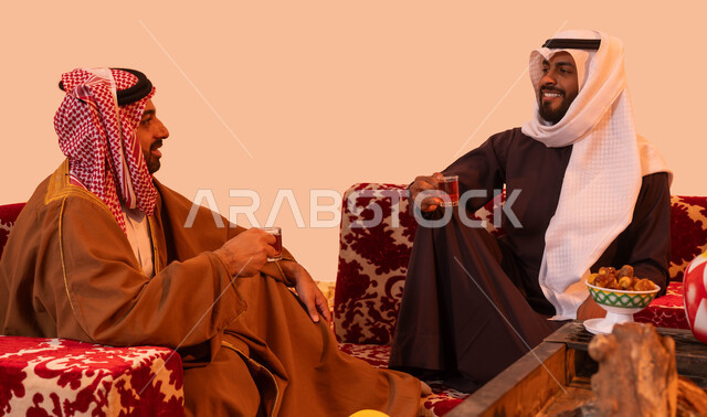 حسن الضيافة  والكرم، بورتريه لشباب سعودي يقومون باحتساء الشاي الساخن، حوارات ونقاشات بين الاصدقاء، جلسة برية بعيداً عن الضوضاء والهموم والمشاكل، الاستمتاع بالأجواء الشتوية، الجلسات الخارجية في الصحراء، خلفية بيج