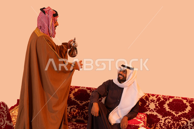 جلسة بر عربية شعبية،  بورتريه لرجل عربي خليجي سعودي يقوم بصب القهوه العربيه، مفهوم الكشتة البرية، أنشطة شبابية في صحراء السعودية، رحلة تخييم في الخارج مع الأصدقاء، حسن الضيافة والكرم، خلفية بيج