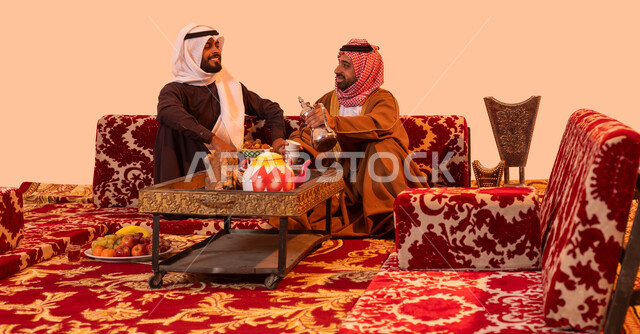 حوارات ونقاشات بين الاصدقاء، بورتريه لرجل عربي خليجي سعودي يقوم بتقديم القهوه الساخنه للضيف، تخييم وأجواء شتوية، ايماءات وجه تدل على البشاشة والترحيب بالضيف، استنشاق الهواء النقي والنظيف خلال الكشتة البرية، خلفية بيج