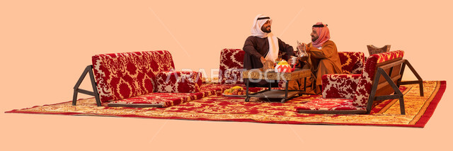 طقوس تقديم القهوة، مفهوم الكشتة البرية،  بورتريه لرجلان عربيان خليجيان سعوديان يرتديان الزي السعودي التقليدي و يستمتعان برحلة برية في صحراء السعودية،  تخييم وأجواء شتوية، عادات وتقاليد سعودية اصيلة في حسن الضيافه والكرم، خلفية بيج