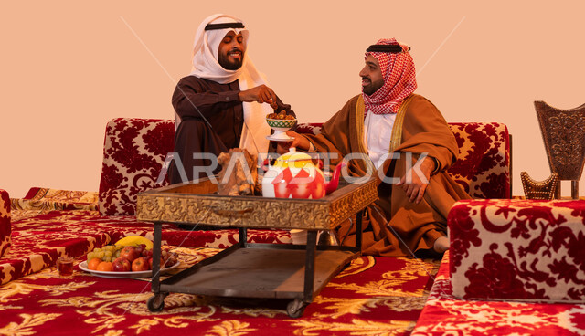 جلسة بدويه شعبيه، جودة وكرم العائلات السعودية، بورتريه لرجل عربي خليجي سعودي يقوم بتقديم التمر للضيف، استنشاق الهواء النقي والنظيف خلال الكشتة البرية، نزهه  في الصحراء، مشاركة الأفكار والخبرات وتبادل المعرفة بين الشباب، خلفية بيج