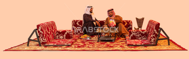 التقاليد السعودية البدوية الاصيلة، مفهوم الكشتة البرية، بورتريه لشباب عربي سعودي خليجي يقومون بالتواصل وتبادل القصص أثناء احتساء الشاي، فعاليات وأجواء ترفيهية، اجواء شتوية في المملكة العربية السعودية، خلفية بيج