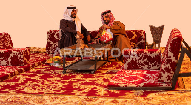 حسن الضيافة  في المجتمع السعودي، بورتريه لشباب عربي سعودي خليجي يقومون باحتساء الشاي الساخن،  حوارات ونقاشات بين الاصدقاء، جلسة برية بعيداً عن الضوضاء والهموم والمشاكل، الاستمتاع بالأجواء الشتوية، خلفية بيج