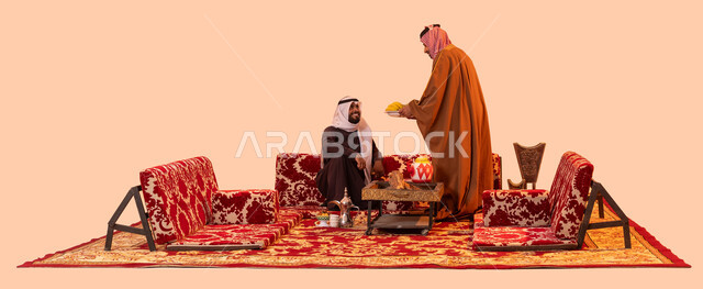 تبادل القصص والحكايات التراثية خلال الجلسات الشعبية، جودة وكرم العائلات السعودية، بورتريه لرجل عربي خليجي سعودي يقوم بتقديم الضيافة، الاستمتاع بالتراث والثقافة المحلية، نزهه بريه في الصحراء، خلفية بيج