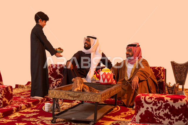 روح الترابط والتضامن بين أفراد المجتمع في النزهات البرية، حسن الضيافة والكرم  في المجتمع السعودي، بورتريه لولد عربي خليجي سعودي يقوم بواجب الضيافة، جلسات سعودية تقليدية في الهواء الطلق، الاستمتاع بالتراث والثقافة المحلية، خلفية بيج