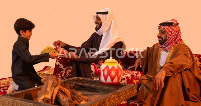 تبادل القصص والحكايات التراثية أثناء الكشتة البدوية، جودة وكرم العائلات السعودية، بورتريه لولد عربي خليجي سعودي يقوم بتقديم الضيافة، الاستمتاع بالتراث والثقافة المحلية، نزهه بريه في الصحراء، خلفية بيج