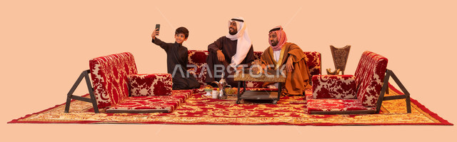 الاهتمام براحة الضيوف، استخدام تطبيقات وبرامج الهاتف المحمول، بورتريه لشباب عرب خليجية سعودية يقومون بالتقاط صورة تذكارية، استنشاق الهواء النقي والنظيف أثناء الكشتة البرية، مفهوم حسن الضيافه والكرم، جلسات شعبية خارجية مع الأصدقاء، خلفية بيج