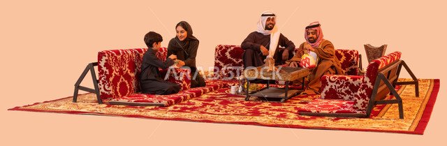 مفهوم حسن الضيافه والكرم، تبادل القصص والحكايات التراثية أثناء الجلسات البرية، بورتريه لعائلة عربية خليجية سعودية تقضي وقت ممتع أثناء الكشتة البدوية، مشاركة الأفكار والخبرات وتبادل المعرفة بين افراد الأسرة، مخيمات ورحلات سياحية، خلفية بيج