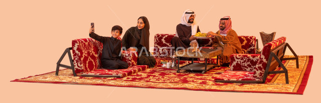 استخدام التقنية الحديثة، بورتريه لعائلة عربية خليجية سعودية توثق اللحظة السعيدة باستخدام الهاتف المحمول، مفهوم الجلسات البرية، فعاليات وأجواء ترفيهية عائلية، الاستمتاع بالهواء العليل والجلسات المفتوحة، خلفية بيج