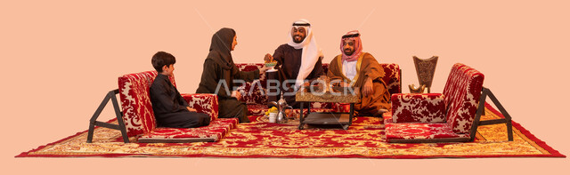 العادات والتقاليد العريقة في إكرام الضيف، الرحلات السياحية الترفيهية، جلسة وناسة وتسامر بين أفراد الأسرة، وجبات ذات قيمة غذائية عالية،  إيماءات البشاشة والترحيب، بورتريه لإمرأة عربية خليجية سعودية تقوم بتقديم التمر في كشتة عائلية خارجية، خلفية بيج.