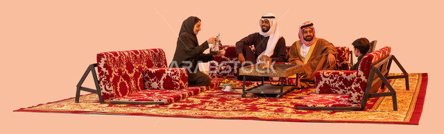 أجواء التخييم الهادئة، الاجتماع حول الموقد الطيني للتدفئة، العادات والتقاليد التراثية في إكرام الضيف، إيماءات البشاشة والترحيب، بورتريه لإمرأة عربية خليجية سعودية تستخدم دلة نحاسية لصب القهوة، خلفية بيج.