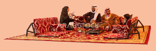 جلسة عائلية تقليدية في البراري، الاجتماع حول الموقد الطيني للتدفئة، العادات والتقاليد التراثية في إكرام الضيف، مفهوم حسن الضيافه والاستقبال، بورتريه لإمرأة عربية خليجية سعودية تستخدم دلة نحاسية لصب القهوة، خلفية بيج.