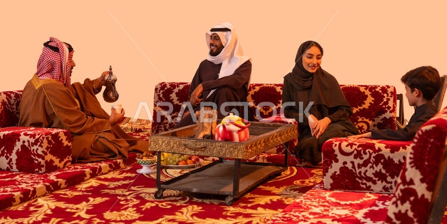 نزهة برية في الصحراء، رحلات تخييم سياحية ترفيهية، الجلوس حول الموقد للتدفئة، إيماءات البشاشة والترحيب، مفهوم حسن الضيافه والاستقبال، التسامر وتبادل الأحاديث في كشتة شعبية، بورتريه لعائلة عربية خليجية في جلسة خارجية، خلفية بيج.