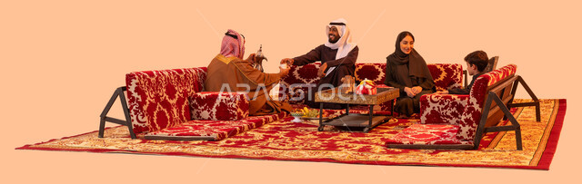 الجلوس حول الموقد للتدفئة، العادات والتقاليد السعودية العريقة في تقديم القهوة العربية، مفهوم حسن الضيافه والاستقبال، كشتة شعبية خارجية مع الأسرة، بورتريه لعائلة عربية خليجية سعودية في جلسة بر يتبادلون الأحاديث بمحبة وود، خلفية بيج.
