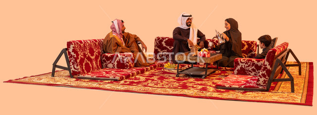 الكرم  وحسن الضيافه والاستقبال، كشتة شعبية خارجية مع العائلة، عادات وتقاليد سعودية اصيلة في تقديم القهوة العربية، بورتريه لإمرأة عربية خليجية سعودية مبتسمة ترتدي العباءة تقوم بصب القهوة باستخدام الدلة النحاسية، خلفية بيج.