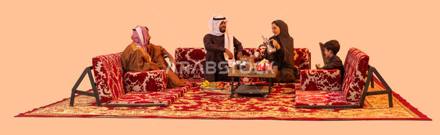 العادات والتقاليد السعودية الاصيلة في تقديم القهوة العربية، مفهوم حسن الضيافه والاستقبال، كشتة شعبية خارجية مع العائلة، بورتريه لإمرأة عربية خليجية سعودية مبتسمة ترتدي العباءة تقوم بصب القهوة باستخدام الدلة النحاسية، خلفية بيج.