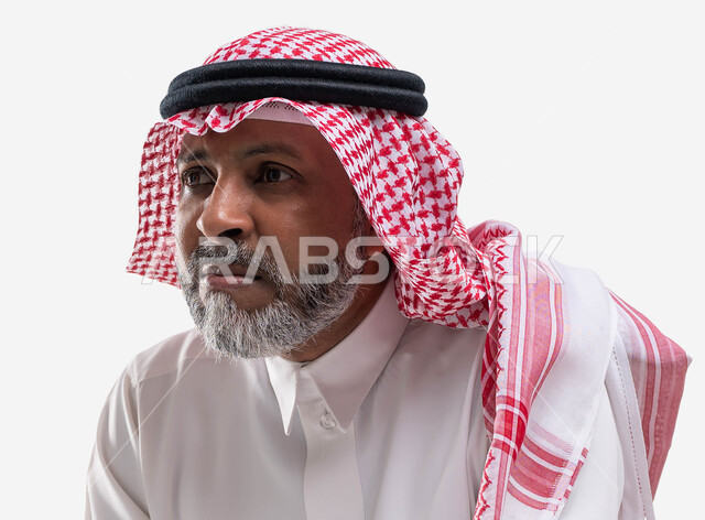 نظرات اليأس والحزن، بورتريه مقرب لرجل عربي خليجي سعودي كبير بالسن يرتدي الشماغ والثوب التقليدي ينظر الى شيء ما بإيماءات الشرود والتعاسة، التفكير بمشاكل وهموم الحياة، خلفية بيضاء