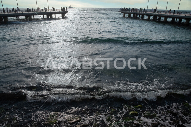 انعكاس اشعة الشمس على مياه البحر، الامواج الهادئة على شواطئ بحر مدينة جدة في وضح النهار، الطبيعة البحرية في السعودية