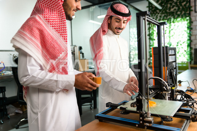 شابان سعوديان مبتكران يستخدمان طابعة ثلاثية الأبعاد لتصنيع منتج ، ابتكار وصناعات هندسية  ، اكاديمية مختصة بالعلوم والتكنولوجيا والهندسة والرياضيات